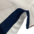 Detalhe da camisa branca da Seleção da Inglaterra, modelo 24/25, com detalhes em azul e vermelho.