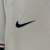 Detalhe da camisa branca da Seleção da Inglaterra com logo da Nike.