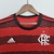 Camisa do Flamengo I 22/23 masculina da Adidas, nas cores preto e vermelho, com detalhes em ondulação e logo do time.