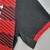 Detalhe da camisa do Flamengo I 22/23, destacando as cores preta e vermelha e o design das mangas.