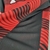 Detalhe da camisa do Flamengo I 22/23, com design em preto e vermelho, destacando as listras e a logo da Adidas.