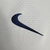 Detalhe do logo da Nike em uma camisa branca do Tottenham Hotspur para torcedores.