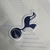 Logo do Tottenham Hotspur em destaque na camisa branca da temporada 23/24.