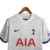 Camisa branca do Tottenham Hotspur 23/24, modelo torcedor masculino, com logo da Nike e detalhes em azul.