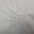 Logotipo bordado da Adidas em fundo branco da camisa Arsenal 24/25.