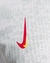 Logo da Nike em detalhe na camisa Liverpool III 24/25, com fundo branco e detalhes em vermelho e cinza.