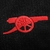 Detalhe do bordado do logo do Arsenal em vermelho sobre tecido preto.