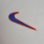 Logotipo da Nike em azul e laranja sobre fundo bege