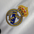 Logo do Real Madrid bordado em camisa branca com detalhes em preto.