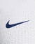 Detalhe da camisa branca do Tottenham, com o logo da Nike em azul.