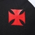 Logotipo vermelho do Vasco da Gama em uma camisa preta de treino da Kappa.