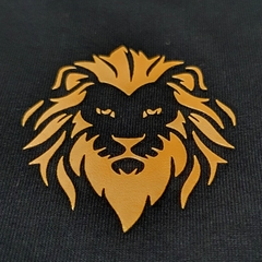 Camiseta Masculina Preta Edição Comemorativa 1 Ano Leão Alto relevo
