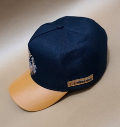 Boné trucker Preto e Marrom Em Silk Alto Relevo Frontal Logo Leão