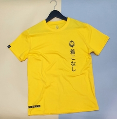 Camiseta Masculina Leão Amarela e Branca Escrita Japonês