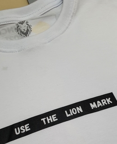 Camiseta Masculina Preta e Branca Use The Lion Mark Since 2021 Brasil