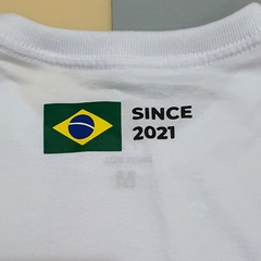 Camiseta Masculina Preta e Branca Use The Lion Mark Since 2021 Brasil