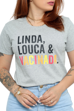 Camiseta Blusa T-shirt Feminina LINDA,LOUCA & VACINADA - comprar online