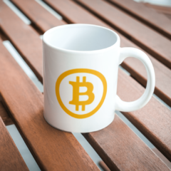 TAZA BITCOIN DORADO