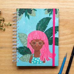 caderno estampado com menina de cabelo rosa, capa dura com encadernação wire-o