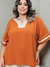 Blusa feminina bata bicolor em linho plus size na cor laranja, com detalhes em creme, modelo solto e confortável.