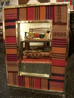Imagen de Espejo con marco de alpaca y manta de telar