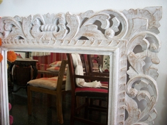 Espejos con marco de madera tallada