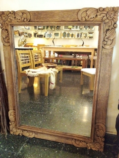 Espejos con marco de madera tallada