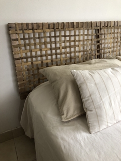 Respaldos de cama de madera y tiento