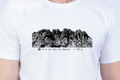 CAMISETA ESTAMPADA AGULHAS NEGRAS ALGODÃO ORGÂNICO - BRANCO - MASC - comprar online