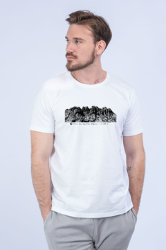 CAMISETA ESTAMPADA AGULHAS NEGRAS ALGODÃO ORGÂNICO - BRANCO - MASC