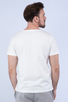 Imagem do CAMISETA ALGODÃO ORGÂNICO - GOLA CANOA - OFF WHITE - MASC