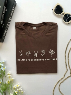 T-Shirt Cultive pensamentos positivos (Alto Relevo) - Café - comprar online