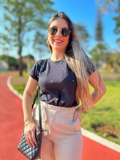 Blusa preta feminina com mini corações marrons estampados, tshirt com manga e gola redonda para mulheres