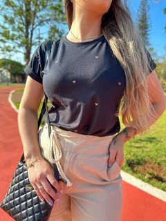 Blusa preta feminina com mini corações marrons estampados, tshirt com manga e gola redonda para mulheres