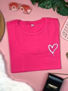 tshirt feminina rosa blusa com detalhe de coração no peito, camiseta com gola redonda e manga