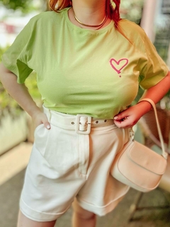 tshirt feminina verde blusa menta com detalhe de coração rosa no peito, camiseta com gola redonda e manga