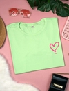 tshirt feminina verde blusa menta com detalhe de coração rosa no peito, camiseta com gola redonda e manga