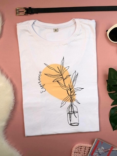 Blusa branca feminina com desenho minimalista e frase, tshirt para mulheres pequenas e plus size com manga curta e gola redonda