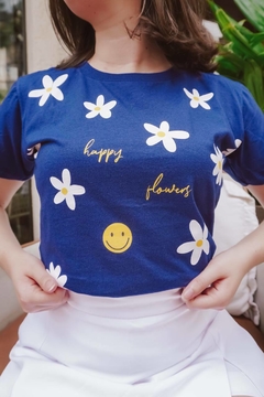 blusa feminina azul com flores brancas e frase amarelo, tshirt com manga curta para mulheres