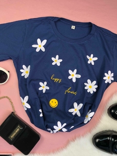 blusa feminina azul com flores brancas e frase amarelo, tshirt com manga curta para mulheres