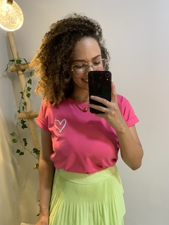 tshirt feminina rosa blusa com detalhe de coração no peito, camiseta com gola redonda e manga