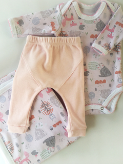 Set pequeño para bebé en caja de cartulina: body, pantaloncito y manta.