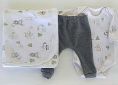 Set pequeño para bebé en caja de cartulina: body, pantaloncito y manta. - comprar online