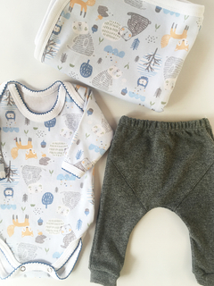 Set pequeño para bebé en caja de cartulina: body, pantaloncito y manta.