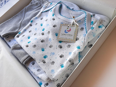 Set pequeño para bebé en caja de cartulina: body, pantaloncito y manta. en internet