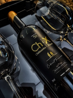 Vinho CH&X Edição Limitada 50 anos Cabernet Franc 750ml + Kit Premium (Caixa Piano + 2 Taças + Homenagem do Artista)