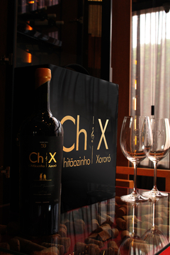 Vinho CH&X Edição Limitada 50 anos Cabernet Franc 750ml + Kit Premium (Caixa Piano + 2 Taças + Homenagem do Artista) - comprar online