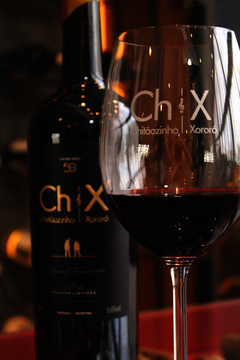 Vinho CH&X Edição Limitada 50 anos Cabernet Franc 750ml + Kit Premium (Caixa Piano + 2 Taças + Homenagem do Artista) na internet