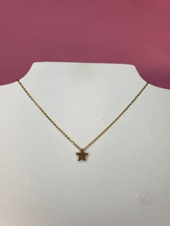 cadena de acero dorado con estrella