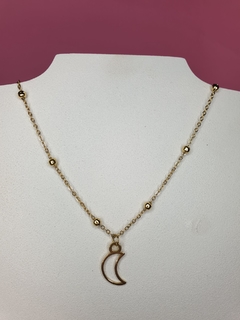 collar de acero dorado con bolitas y luna